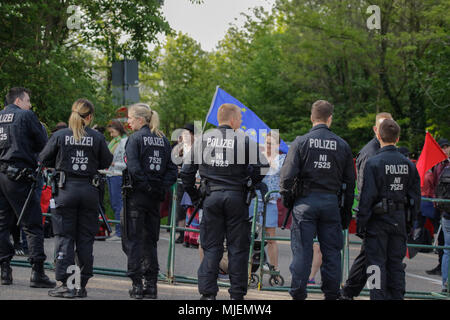 Neustadt, Deutschland. 5. Mai 2018. Die Protestaktion wird aus der 'Patriot Wanderung" durch Zäune und einer Linie, die von der Polizei getrennt. Die neue Hambacher Fest, organisiert von national-konservative und die Mitglieder der Neuen Rechten, fand an der Hambacher Schloss. Organisiert von umstrittenen Christlich Demokratische Union Deutschlands) Mitglied und Alternative für Deutschland) Sympathisant Max Otte, sieht umstrittene Redner wie Thilo Sarrazin, Vera Lengsfeld und Sprecher des Bundes für die AfD Jörg Meuthen. Quelle: Michael Debets/Alamy leben Nachrichten Stockfoto