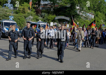 Neustadt, Deutschland. 5. Mai 2018. Mitglieder der "Patriotischen Wanderung' sind von der Polizei eskortiert. Die neue Hambacher Fest, organisiert von national-konservative und die Mitglieder der Neuen Rechten, fand an der Hambacher Schloss. Organisiert von umstrittenen Christlich Demokratische Union Deutschlands) Mitglied und Alternative für Deutschland) Sympathisant Max Otte, sieht umstrittene Redner wie Thilo Sarrazin, Vera Lengsfeld und Sprecher des Bundes für die AfD Jörg Meuthen. Quelle: Michael Debets/Alamy leben Nachrichten Stockfoto