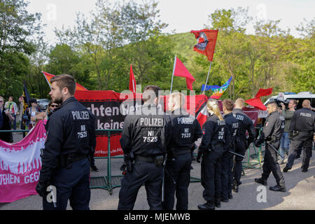 Neustadt, Deutschland. 5. Mai 2018. Die Protestaktion wird aus der 'Patriot Wanderung" durch Zäune und einer Linie, die von der Polizei getrennt. Die neue Hambacher Fest, organisiert von national-konservative und die Mitglieder der Neuen Rechten, fand an der Hambacher Schloss. Organisiert von umstrittenen Christlich Demokratische Union Deutschlands) Mitglied und Alternative für Deutschland) Sympathisant Max Otte, sieht umstrittene Redner wie Thilo Sarrazin, Vera Lengsfeld und Sprecher des Bundes für die AfD Jörg Meuthen. Quelle: Michael Debets/Alamy leben Nachrichten Stockfoto