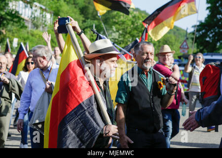 Neustadt, Deutschland. 5. Mai 2018. Mitglieder der "Patriotischen Wanderung zu Fuß mit deutschen Fahnen auf das Hambacher Schloss. Die neue Hambacher Fest, organisiert von national-konservative und die Mitglieder der Neuen Rechten, fand an der Hambacher Schloss. Organisiert von umstrittenen Christlich Demokratische Union Deutschlands) Mitglied und Alternative für Deutschland) Sympathisant Max Otte, sieht umstrittene Redner wie Thilo Sarrazin, Vera Lengsfeld und Sprecher des Bundes für die AfD Jörg Meuthen. Quelle: Michael Debets/Alamy leben Nachrichten Stockfoto