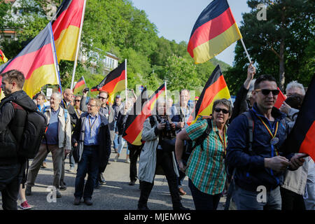 Neustadt, Deutschland. 5. Mai 2018. Mitglieder der "Patriotischen Wanderung zu Fuß mit deutschen Fahnen auf das Hambacher Schloss. Die neue Hambacher Fest, organisiert von national-konservative und die Mitglieder der Neuen Rechten, fand an der Hambacher Schloss. Organisiert von umstrittenen Christlich Demokratische Union Deutschlands) Mitglied und Alternative für Deutschland) Sympathisant Max Otte, sieht umstrittene Redner wie Thilo Sarrazin, Vera Lengsfeld und Sprecher des Bundes für die AfD Jörg Meuthen. Quelle: Michael Debets/Alamy leben Nachrichten Stockfoto