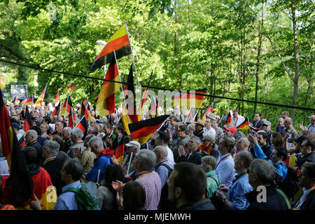 Neustadt, Deutschland. 5. Mai 2018. Die Teilnehmer der "Patriotische Wanderung' hören zu einer Rallye, am Fuße des Hambacher Schlosses. Die neue Hambacher Fest, organisiert von national-konservative und die Mitglieder der Neuen Rechten, fand an der Hambacher Schloss. Organisiert von umstrittenen Christlich Demokratische Union Deutschlands) Mitglied und Alternative für Deutschland) Sympathisant Max Otte, sieht umstrittene Redner wie Thilo Sarrazin, Vera Lengsfeld und Sprecher des Bundes für die AfD Jörg Meuthen. Quelle: Michael Debets/Alamy leben Nachrichten Stockfoto