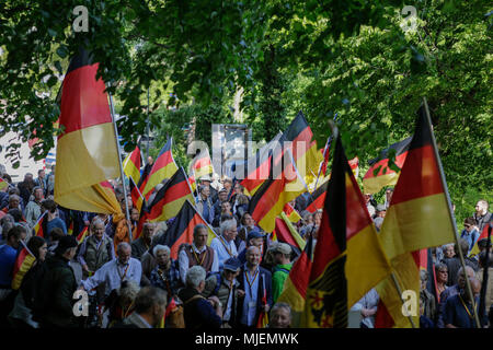 Neustadt, Deutschland. 5. Mai 2018. Die Teilnehmer der "Patriotische Wanderung' hören zu einer Rallye, am Fuße des Hambacher Schlosses. Die neue Hambacher Fest, organisiert von national-konservative und die Mitglieder der Neuen Rechten, fand an der Hambacher Schloss. Organisiert von umstrittenen Christlich Demokratische Union Deutschlands) Mitglied und Alternative für Deutschland) Sympathisant Max Otte, sieht umstrittene Redner wie Thilo Sarrazin, Vera Lengsfeld und Sprecher des Bundes für die AfD Jörg Meuthen. Quelle: Michael Debets/Alamy leben Nachrichten Stockfoto