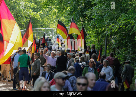 Neustadt, Deutschland. 5. Mai 2018. Die Teilnehmer der "Patriotische Wanderung zu Fuß auf den Hügel zu den Haibach Schloss, mit deutschen Fahnen. Die neue Hambacher Fest, organisiert von national-konservative und die Mitglieder der Neuen Rechten, fand an der Hambacher Schloss. Organisiert von umstrittenen Christlich Demokratische Union Deutschlands) Mitglied und Alternative für Deutschland) Sympathisant Max Otte, sieht umstrittene Redner wie Thilo Sarrazin, Vera Lengsfeld und Sprecher des Bundes für die AfD Jörg Meuthen. Quelle: Michael Debets/Alamy leben Nachrichten Stockfoto