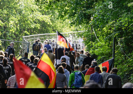 Neustadt, Deutschland. 5. Mai 2018. Die Teilnehmer der "Patriotische Wanderung zu Fuß auf den Hügel zu den Haibach Schloss, mit deutschen Fahnen. Die neue Hambacher Fest, organisiert von national-konservative und die Mitglieder der Neuen Rechten, fand an der Hambacher Schloss. Organisiert von umstrittenen Christlich Demokratische Union Deutschlands) Mitglied und Alternative für Deutschland) Sympathisant Max Otte, sieht umstrittene Redner wie Thilo Sarrazin, Vera Lengsfeld und Sprecher des Bundes für die AfD Jörg Meuthen. Quelle: Michael Debets/Alamy leben Nachrichten Stockfoto