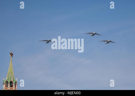 Moskau, Russland. 4. Mai, 2018. Russische Luftwaffe Il-76 Militärische Transportflugzeuge fliegen in Formation während der Probe auf den bevorstehenden Sieg Tag air show Kennzeichnung der 73. Jahrestag des Sieges über Nazi-Deutschland im Großen Vaterländischen Krieg 1941-45, der Ostfront des Zweiten Weltkriegs. Credit: Victor Vytolskiy/Alamy leben Nachrichten Stockfoto