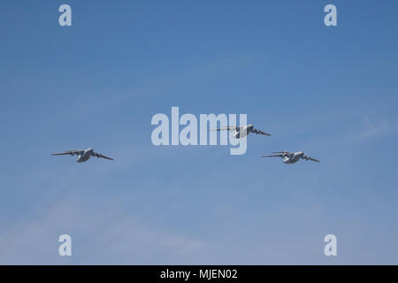 Moskau, Russland. 4. Mai, 2018. Russische Luftwaffe Il-76 Militärische Transportflugzeuge fliegen in Formation während der Probe auf den bevorstehenden Sieg Tag air show Kennzeichnung der 73. Jahrestag des Sieges über Nazi-Deutschland im Großen Vaterländischen Krieg 1941-45, der Ostfront des Zweiten Weltkriegs. Credit: Victor Vytolskiy/Alamy leben Nachrichten Stockfoto