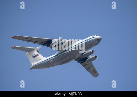 Moskau, Russland. 4. Mai, 2018. Russische Luftwaffe Il-76 Militärische Transportflugzeuge fliegen in Formation während der Probe auf den bevorstehenden Sieg Tag air show Kennzeichnung der 73. Jahrestag des Sieges über Nazi-Deutschland im Großen Vaterländischen Krieg 1941-45, der Ostfront des Zweiten Weltkriegs. Credit: Victor Vytolskiy/Alamy leben Nachrichten Stockfoto