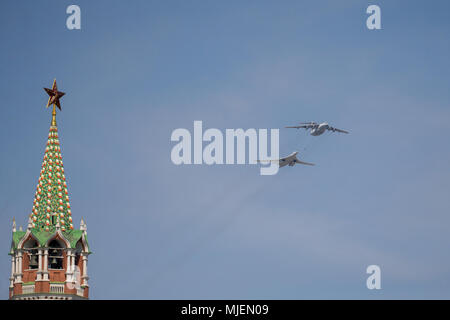 Moskau, Russland. 4. Mai, 2018. Russische Luftwaffe Iljuschin Il-78 Tanken Tanker und eine Tupolew Tu-160 strategischer Bomber Flugzeug während einer Probe der bevorstehenden Sieg Tag air show Kennzeichnung der 73. Jahrestag des Sieges über Nazi-Deutschland im Großen Vaterländischen Krieg 1941-45, der Ostfront des Zweiten Weltkriegs. Credit: Victor Vytolskiy/Alamy leben Nachrichten Stockfoto