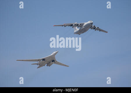 Moskau, Russland. 4. Mai, 2018. Russische Luftwaffe Iljuschin Il-78 Tanken Tanker und eine Tupolew Tu-160 strategischer Bomber Flugzeug während einer Probe der bevorstehenden Sieg Tag air show Kennzeichnung der 73. Jahrestag des Sieges über Nazi-Deutschland im Großen Vaterländischen Krieg 1941-45, der Ostfront des Zweiten Weltkriegs. Credit: Victor Vytolskiy/Alamy leben Nachrichten Stockfoto