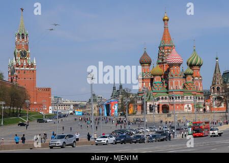 Moskau, Russland. 4. Mai, 2018. Russische Luftwaffe Iljuschin Il-78 Tanken Tanker und eine Tupolew Tu-160 strategischer Bomber Flugzeug während einer Probe der bevorstehenden Sieg Tag air show Kennzeichnung der 73. Jahrestag des Sieges über Nazi-Deutschland im Großen Vaterländischen Krieg 1941-45, der Ostfront des Zweiten Weltkriegs. Credit: Victor Vytolskiy/Alamy leben Nachrichten Stockfoto