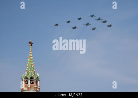 Moskau, Russland. 4. Mai, 2018. Russische Luftwaffe Mehrzweck-Kämpfer Suchoi Su-34, Sukhoi-Su 35S, Sukhoi Su-30SM und Suchoi Su-27 Flugzeuge fliegen in Formation während der Probe auf den bevorstehenden Sieg Tag air show Kennzeichnung der 73. Jahrestag des Sieges über Nazi-Deutschland im Großen Vaterländischen Krieg 1941-45, der Ostfront des Zweiten Weltkriegs. Credit: Victor Vytolskiy/Alamy leben Nachrichten Stockfoto