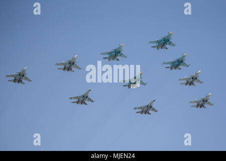 Moskau, Russland. 4. Mai, 2018. Russische Luftwaffe Mehrzweck-Kämpfer Suchoi Su-34, Sukhoi-Su 35S, Sukhoi Su-30SM und Suchoi Su-27 Flugzeuge fliegen in Formation während der Probe auf den bevorstehenden Sieg Tag air show Kennzeichnung der 73. Jahrestag des Sieges über Nazi-Deutschland im Großen Vaterländischen Krieg 1941-45, der Ostfront des Zweiten Weltkriegs. Credit: Victor Vytolskiy/Alamy leben Nachrichten Stockfoto