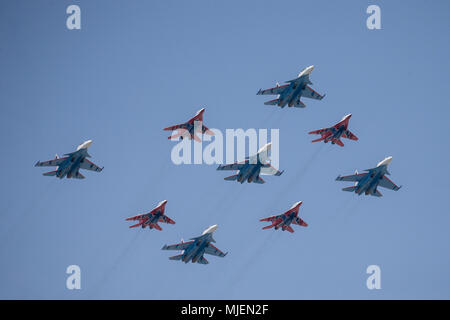 Moskau, Russland. 4. Mai, 2018. Russische Luftwaffe Mehrzweck-Kämpfer Su-30SM von der Pilotgruppe Russkiye Vityazi (Russische Ritter) und MiG-29 Der strizhi Kunstflugstaffel (Mauersegler) fliegen in Formation während der Probe auf den bevorstehenden Sieg Tag air show Kennzeichnung der 73. Jahrestag des Sieges über Nazi-Deutschland im Großen Vaterländischen Krieg 1941-45, der Ostfront des Zweiten Weltkriegs. Credit: Victor Vytolskiy/Alamy leben Nachrichten Stockfoto