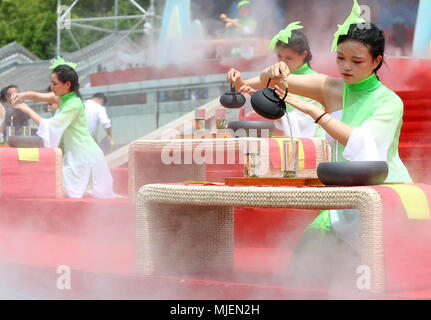 Hengyang, Hunan Provinz Chinas. 5 Mai, 2018. Mitarbeiter Bühne Kaffee kunst Performance während eines im Freien Kaffee sammeln Kennzeichnung "STADTBEZIRK", den Beginn des Sommers in der chinesischen lunisolar Calendar, in Hengyang, der Central China Provinz Hunan, 5. Mai 2018. Quelle: Cao Zhengping/Xinhua/Alamy leben Nachrichten Stockfoto