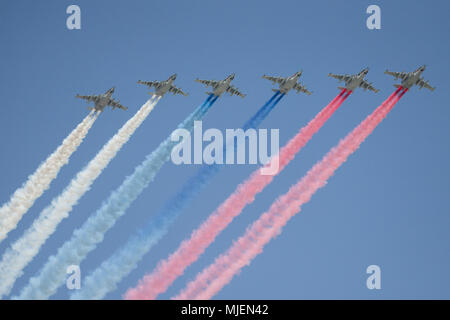 Moskau, Russland. 4. Mai, 2018. Russische Luftwaffe Sukhoi SU-25 Jets hinterlassen eine Spur in der russischen nationalen Farben während der Probe auf den bevorstehenden Sieg Tag air show Kennzeichnung der 73. Jahrestag des Sieges über Nazi-Deutschland im Großen Vaterländischen Krieg 1941-45, der Ostfront des Zweiten Weltkriegs. Credit: Victor Vytolskiy/Alamy leben Nachrichten Stockfoto