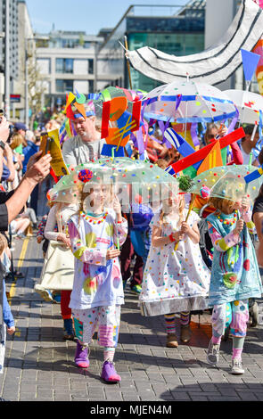 Brighton UK 5 Mai 2018 - Tausende Schülerinnen und Schüler Lehrer und Eltern nehmen Sie Teil an den Brighton Festival Kinder Parade, die in diesem Jahr hat das Thema 'Gemälde' gewählt, von Gast Regisseur David Shrigley. Die Parade ist die traditionelle Auftaktveranstaltung für das Arts Festival in der Stadt nimmt in den nächsten drei Wochen in 1967 Credit etabliert: Simon Dack/Alamy leben Nachrichten Stockfoto