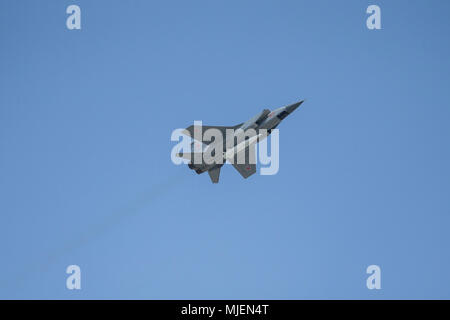 Moskau, Russland. 4. Mai, 2018. Russische Luftwaffe Mehrzweck-Kämpfer MiG-31 mit hyperschall Raketen Kh-47 M2 Kinzhal ('DAgger") fliegen in Formation während der Probe auf den bevorstehenden Sieg Tag air show Kennzeichnung der 73. Jahrestag des Sieges über Nazi-Deutschland im Großen Vaterländischen Krieg 1941-45, der Ostfront des Zweiten Weltkriegs. Credit: Victor Vytolskiy/Alamy leben Nachrichten Stockfoto