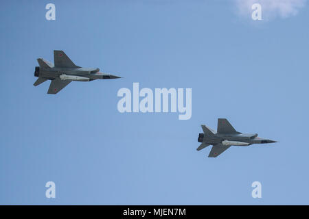 Moskau, Russland. 4. Mai, 2018. Russische Luftwaffe Mehrzweck-Kämpfer MiG-31 mit hyperschall Raketen Kh-47 M2 Kinzhal ('DAgger") fliegen in Formation während der Probe auf den bevorstehenden Sieg Tag air show Kennzeichnung der 73. Jahrestag des Sieges über Nazi-Deutschland im Großen Vaterländischen Krieg 1941-45, der Ostfront des Zweiten Weltkriegs. Credit: Victor Vytolskiy/Alamy leben Nachrichten Stockfoto