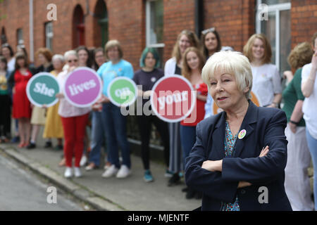 5/5/2018. Zusammen für Ja starten. Eilish O'Carroll von Frau Braun Jungen mit Mütter, Töchter, Großmütter und Tanten an einem "lebt sie auf der Straße "photocall in Phibsborough, Dublin für ein Ja bei der bevorstehenden Volksabstimmung am 8. Änderung der Verfassung, die darauf abzielt, die bestehenden Beschränkungen des Zugangs von Frauen zur Abtreibung in Irland zu ändern. Foto: RollingNews.ie Stockfoto