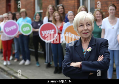 5/5/2018. Zusammen für Ja starten. Eilish O'Carroll von Frau Braun Jungen mit Mütter, Töchter, Großmütter und Tanten an einem "lebt sie auf der Straße "photocall in Phibsborough, Dublin für ein Ja bei der bevorstehenden Volksabstimmung am 8. Änderung der Verfassung, die darauf abzielt, die bestehenden Beschränkungen des Zugangs von Frauen zur Abtreibung in Irland zu ändern. Foto: RollingNews.ie Stockfoto