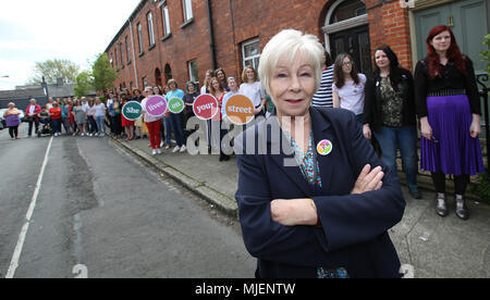 5/5/2018. Zusammen für Ja starten. Eilish O'Carroll von Frau Braun Jungen mit Mütter, Töchter, Großmütter und Tanten an einem "lebt sie auf der Straße "photocall in Phibsborough, Dublin für ein Ja bei der bevorstehenden Volksabstimmung am 8. Änderung der Verfassung, die darauf abzielt, die bestehenden Beschränkungen des Zugangs von Frauen zur Abtreibung in Irland zu ändern. Foto: RollingNews.ie Stockfoto