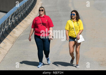 Urlauber und Touristen in Blackpool Lancashire. Wetter in Großbritannien. Mai 2018. Sonniger Start in den Tag an der Fylde-Küste, da die Nordwestküste diese Woche die heißesten Temperaturen erlebt. Kredit: MediaWorldImages/AlamyLiveNews Stockfoto