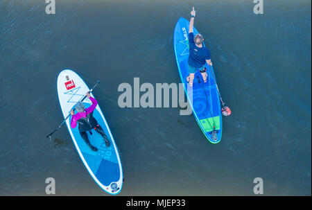 Saltburn by the Sea, North Yorkshire, England, Großbritannien. Paddlebarder passieren den Saltburn Pier. Stockfoto