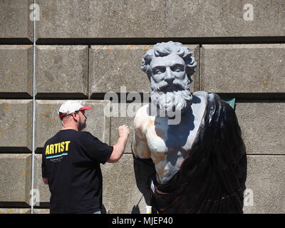 Sheerness, Kent, Großbritannien. 5 Mai, 2018. Titan das Replikat Aushängeschild von "HMS Forte" erhält ein REPAINT während der heutigen sonniges Wetter. Das Original ist in Sheerness Docks gehalten. Das Replikat ist auf der Rückseite der Wand befestigt und wurde am 4. Mai 1984 stellte die Fertigstellung der Sheerness Meer Abwehr Schema entworfen und von der südlichen Wasser Behörde konstruiert zu markieren. HMS Forte wurde in Sheerness am 23/11/1905 verbrannt. Sheerness war ein Royal Naval Dockyard vom Jahr 1660 bis 1960 wegen seiner strategischen Lage an der Mündung der Themse und Medway Mündungen. Credit: James Bell/Alamy leben Nachrichten Stockfoto