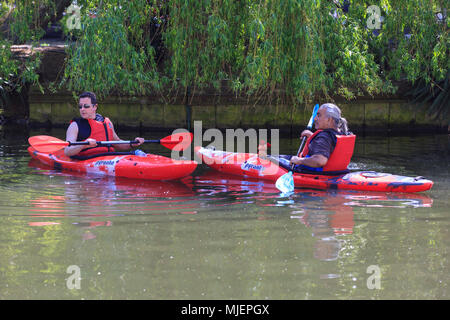 Little Venice, London, 5. Mai 2018. Zwei Kajakfahrer. Menschen genießen Sie die sonnigen Tag wie farbenfroh gestaltete narrowboats das kleine Venedig 'Pool', ein Waschbecken auf dem Grand Union Canal in Venedig für die IWA Canalway Kavalkade Wasserstraßen Festival, das feiert Bootfahren auf dem britischen Wasserstraßen füllen. Über 50 Boote im Rahmen einer pagent und Wettbewerb, und viele mehr säumen die Ufer des Kanals für das Festival vom 5. bis 7. Mai th, neben Essen und Trinken Stände und Unterhaltung für die Öffentlichkeit Credit: Imageplotter Nachrichten und Sport/Alamy leben Nachrichten Stockfoto