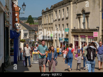 Stroud, Gloucestershire, Vereinigtes Königreich. 5. Mai 2018. Die Menschen sind zu Stroud Markt auf einem warmen Frühling Samstag morgen Credit: Herr Standfast/Alamy Leben Nachrichten gezeichnet Stockfoto