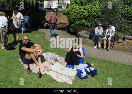 London, Großbritannien. 5 Mai, 2018. Die Menschen genießen die warme Frühlingssonne in Klein Venedig London als Temperaturen erwartet ein Wochenende Credit zu erheben sind: Amer ghazzal/Alamy leben Nachrichten Stockfoto