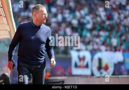 05 Mai 2018, Deutschland, Leipzig, Fussball, Bundesliga, Etagen 33 Tag Spiel, RB Leipzig vs VfL Wolfsburg in der Red Bull Arena: Leipziger Sport Director Ralf Rangnick steht im Abseits. Foto: Jan Woitas/dpa-Zentralbild/dpa - WICHTIGER HINWEIS: Aufgrund der Deutschen Fußball Liga (DFL) · s Akkreditierungsregeln, Veröffentlichung und Weiterverbreitung im Internet und in online Medien ist während des Spiels zu 15 Bildern pro Spiel beschränkt Stockfoto