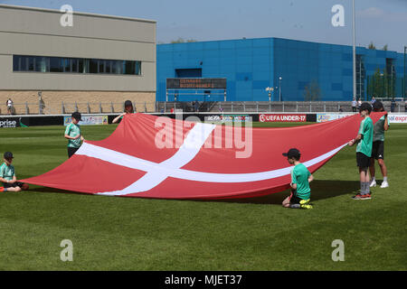 Loughborough, UK. 5 Mai, 2018. Die dänische Flagge vor dem 2018 UEFA U-17 Meisterschaft Gruppe C Spiel zwischen Dänemark und Bosnien und Herzegowina an der Loughborough University Stadium am 5. Mai 2018 in Loughborough, England. (Foto von Paul Chesterton/phcimages.com) Credit: PHC Images/Alamy leben Nachrichten Stockfoto