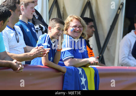 Loughborough, UK. 5 Mai, 2018. Die Bosnien und Herzegowina Fans während der 2018 UEFA U-17 Meisterschaft Gruppe C Spiel zwischen Dänemark und Bosnien und Herzegowina an der Loughborough University Stadium am 5. Mai 2018 in Loughborough, England. (Foto von Paul Chesterton/phcimages.com) Credit: PHC Images/Alamy leben Nachrichten Stockfoto