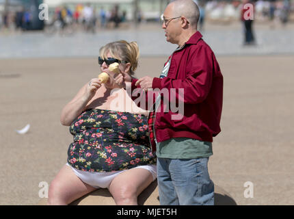 Fette Frau, die Eis in Blackpool Lancashire genießt. Wetter in Großbritannien. Mai 2018. Sonniger Start in den Tag an der Fylde Coast, da die Nordwestküste diese Woche die heißesten Temperaturen erlebt. Stockfoto
