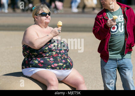Fat Woman enjoyinbg Eis in Blackpool Lancashire. Wetter in Großbritannien. 5.. Mai 2018. Sonniger Start in den Tag an der Fylde Coast, da die Nordwestküste diese Woche die heißesten Temperaturen erlebt. Quelle: MediaWorldImages/AlamyLiveNews Stockfoto