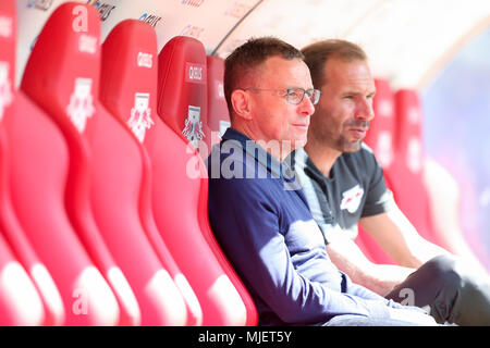 05 Mai 2018, Deutschland, Leipzig, Fussball, Bundesliga, Etagen 33 Tag Spiel, RB Leipzig vs VfL Wolfsburg in der Red Bull Arena: Leipziger Sport Director Ralf Rangnick sitzt neben Sportpsychologe Sascha Lense. Foto: Jan Woitas/dpa-Zentralbild/dpa - WICHTIGER HINWEIS: Aufgrund der Deutschen Fußball Liga (DFL) · s Akkreditierungsregeln, Veröffentlichung und Weiterverbreitung im Internet und in online Medien ist während des Spiels zu 15 Bildern pro Spiel beschränkt Stockfoto