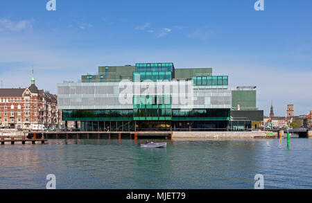 Kopenhagen, Dänemark. 5 Mai, 2018. Die BLOX Gebäude, ein neues Prestigeprojekt für Architektur und Design auf Christen Brygge an der Uferpromenade am Frederiksholm Kanal neben der Schwarze Diamant in den inneren Hafen. Das Gebäude beherbergt auch das Danish Architecture Centre und eine Reihe von Unternehmen, die mit künftigen Lösungen für Städte. Das Gebäude wurde von Seiner Majestät Königin Margrethe II. Gestern eingeweiht - heute Tag der offenen Tür zu einem festlichen Tag der Eröffnung. BLOX ist der ursprüngliche Name der alten Brauerei, wo sie sich befindet. Architekten OMA. Credit: Niels Quist/Alamy leben Nachrichten Stockfoto