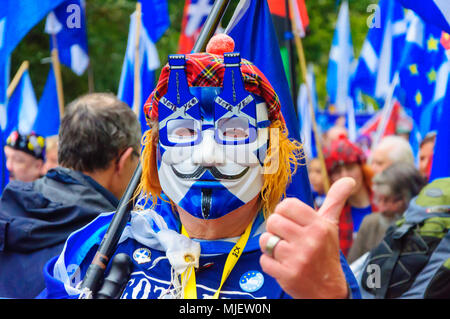 Glasgow, Schottland, Großbritannien. 5 Mai, 2018. Tausende von Aktivisten für die schottische Unabhängigkeit Marsch durch die Straßen von Glasgow. Organisiert von der Gruppe Alle unter einem Banner der März zum Kelvingrove Park durch die Stadt Glasgow Green gereist. Credit: Skully/Alamy leben Nachrichten Stockfoto