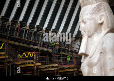 (180505) - Kairo, 5. Mai 2018 (Xinhua) - Ägyptische Bauarbeiter arbeiten auf der Baustelle des Grand Egyptian Museum (GEM) in Gizeh, Ägypten, 5. Mai 2018. Die Juwel, auf dem Plateau von Gizeh eingestellt ist, Soft Open später dieses Jahr zu sein, mit 70 Prozent der Bau bereits abgeschlossen, ägyptischer Minister für Antiquitäten Khaled Anany sagte. (Xinhua / Ahmed Gomaa) (zjl) Stockfoto