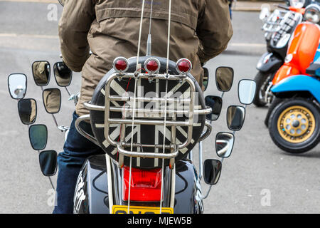 Troon, Ayrshire, UK. 5 Mai, 2018. Über 100 Motorroller, Fahrer und Passagiere nahmen an der jährlichen Schottischen Mod Rally in Troon, einer der größten Mod Besprechungen in Schottland mit Roller aus dem ganzen Land. Vor der endgültigen üblichen 'Ride Out' durch die Stadt, es wurden Wettbewerbe und Preise für die besten Klassiker, am besten präsentiert und am weitesten gereist, Motorroller, wenn die Besitzer sind stolz auf ihren Vespas präsentieren nehmen und sich in bester Ordnung. Credit: Findlay/Alamy leben Nachrichten Stockfoto