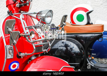 Troon, Ayrshire, UK. 5 Mai, 2018. Über 100 Motorroller, Fahrer und Passagiere nahmen an der jährlichen Schottischen Mod Rally in Troon, einer der größten Mod Besprechungen in Schottland mit Roller aus dem ganzen Land. Vor der endgültigen üblichen 'Ride Out' durch die Stadt, es wurden Wettbewerbe und Preise für die besten Klassiker, am besten präsentiert und am weitesten gereist, Motorroller, wenn die Besitzer sind stolz auf ihren Vespas präsentieren nehmen und sich in bester Ordnung. Credit: Findlay/Alamy leben Nachrichten Stockfoto