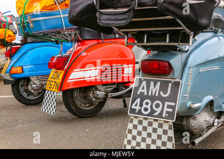 Troon, Ayrshire, UK. 5 Mai, 2018. Über 100 Motorroller, Fahrer und Passagiere nahmen an der jährlichen Schottischen Mod Rally in Troon, einer der größten Mod Besprechungen in Schottland mit Roller aus dem ganzen Land. Vor der endgültigen üblichen 'Ride Out' durch die Stadt, es wurden Wettbewerbe und Preise für die besten Klassiker, am besten präsentiert und am weitesten gereist, Motorroller, wenn die Besitzer sind stolz auf ihren Vespas präsentieren nehmen und sich in bester Ordnung. Credit: Findlay/Alamy leben Nachrichten Stockfoto