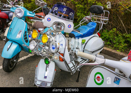 Troon, Ayrshire, UK. 5 Mai, 2018. Über 100 Motorroller, Fahrer und Passagiere nahmen an der jährlichen Schottischen Mod Rally in Troon, einer der größten Mod Besprechungen in Schottland mit Roller aus dem ganzen Land. Vor der endgültigen üblichen 'Ride Out' durch die Stadt, es wurden Wettbewerbe und Preise für die besten Klassiker, am besten präsentiert und am weitesten gereist, Motorroller, wenn die Besitzer sind stolz auf ihren Vespas präsentieren nehmen und sich in bester Ordnung. Credit: Findlay/Alamy leben Nachrichten Stockfoto