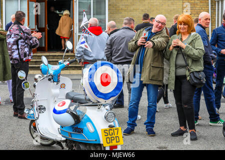 Troon, Ayrshire, UK. 5 Mai, 2018. Über 100 Motorroller, Fahrer und Passagiere nahmen an der jährlichen Schottischen Mod Rally in Troon, einer der größten Mod Besprechungen in Schottland mit Roller aus dem ganzen Land. Vor der endgültigen üblichen 'Ride Out' durch die Stadt, es wurden Wettbewerbe und Preise für die besten Klassiker, am besten präsentiert und am weitesten gereist, Motorroller, wenn die Besitzer sind stolz auf ihren Vespas präsentieren nehmen und sich in bester Ordnung. Credit: Findlay/Alamy leben Nachrichten Stockfoto