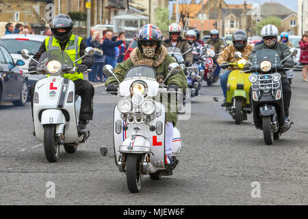 Troon, Ayrshire, UK. 5 Mai, 2018. Über 100 Motorroller, Fahrer und Passagiere nahmen an der jährlichen Schottischen Mod Rally in Troon, einer der größten Mod Besprechungen in Schottland mit Roller aus dem ganzen Land. Vor der endgültigen üblichen 'Ride Out' durch die Stadt, es wurden Wettbewerbe und Preise für die besten Klassiker, am besten präsentiert und am weitesten gereist, Motorroller, wenn die Besitzer sind stolz auf ihren Vespas präsentieren nehmen und sich in bester Ordnung. Credit: Findlay/Alamy leben Nachrichten Stockfoto