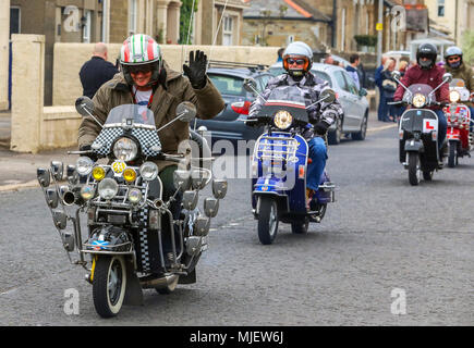 Troon, Ayrshire, UK. 5 Mai, 2018. Über 100 Motorroller, Fahrer und Passagiere nahmen an der jährlichen Schottischen Mod Rally in Troon, einer der größten Mod Besprechungen in Schottland mit Roller aus dem ganzen Land. Vor der endgültigen üblichen 'Ride Out' durch die Stadt, es wurden Wettbewerbe und Preise für die besten Klassiker, am besten präsentiert und am weitesten gereist, Motorroller, wenn die Besitzer sind stolz auf ihren Vespas präsentieren nehmen und sich in bester Ordnung. Credit: Findlay/Alamy leben Nachrichten Stockfoto