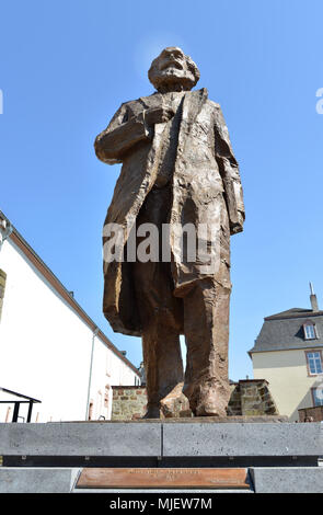 05 Mai 2018, Deutschland, Trier: Ein 2,3t, 4,4 Mio. Statue von Karl Marx, die von chinesischen Künstler Wu Weishan ist in Marx' Geburtsort ergab 200. Geburtstag der Denker zu feiern. Die Statue ist ein Geschenk von der Chinesischen Regierung. Foto: Harald Tittel/dpa Stockfoto