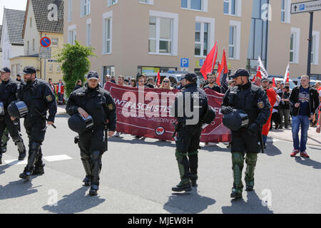 Kandel, Deutschland. 5. Mai 2018. Polizisten escort Der Protestzug durch Kandel. Rund 300 Menschen von Rechten Organisationen protestierten in der Stadt Kandel in der Pfalz gegen Flüchtlinge, Ausländer und der deutschen Regierung. An die Stelle der Protest wurde gewählt, weil der 2017 Kandel erstechen Angriff, bei dem ein 15 Jahre altes Mädchen von einem Asylbewerber getötet wurde. Quelle: Michael Debets/Alamy leben Nachrichten Stockfoto